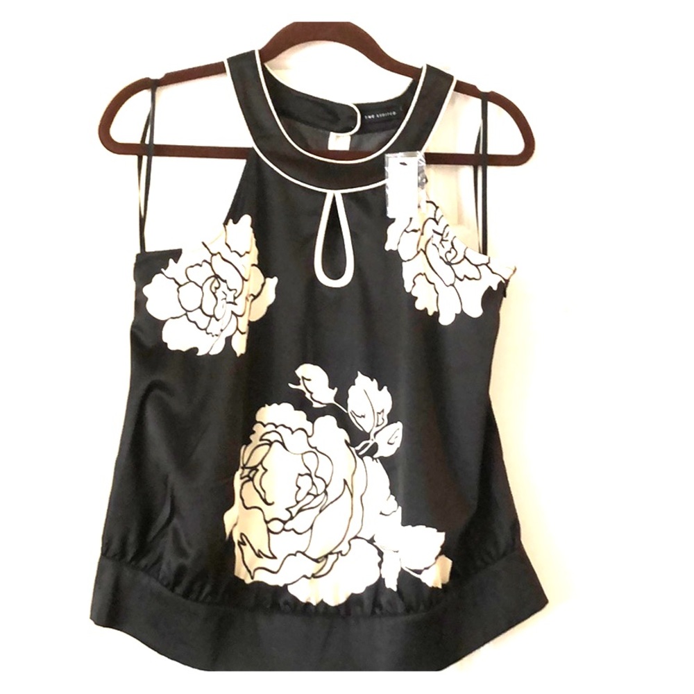 Sleeveless dressy peephole top